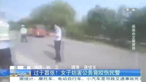 吃瓜群众围着拍照,吃瓜群众的热闹现场