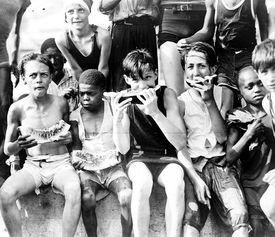 吃瓜群众围着拍照,吃瓜群众的热闹现场