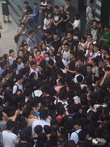 吃瓜群众围着拍照,吃瓜群众的热闹现场